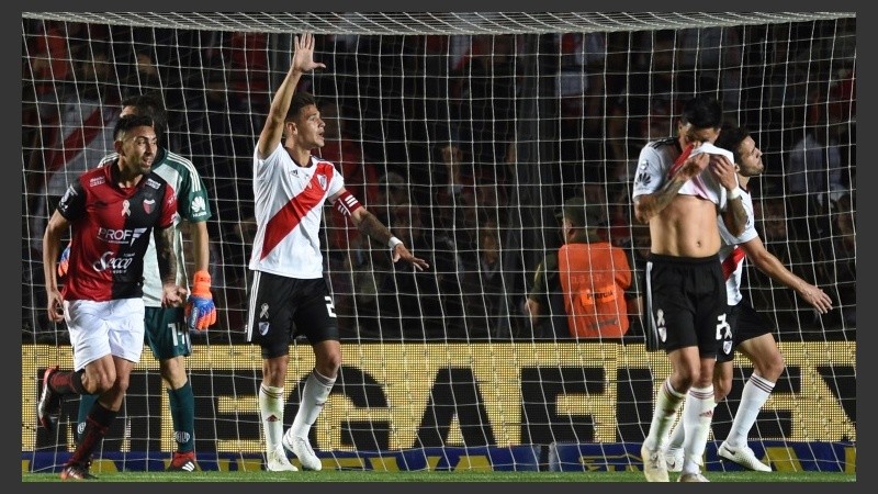 Colón celebra su gol y River reclama. 