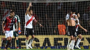 Colón celebra su gol y River reclama.