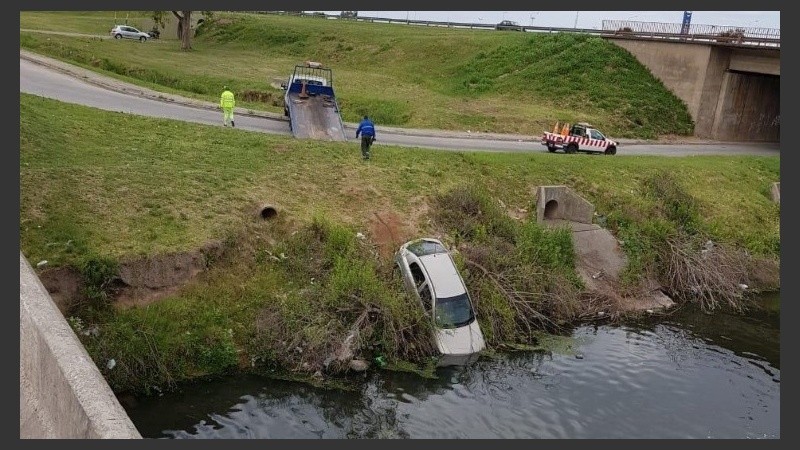 La trompa del auto quedó sumergida en el arroyo. 