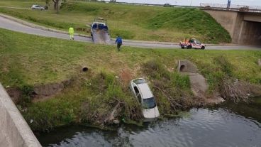 La trompa del auto quedó sumergida en el arroyo.