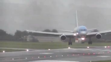 El avión totalmente cruzado al bajar a la pista.