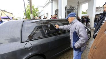 La triste despedida a Sheila en el cementerio de San Miguel.