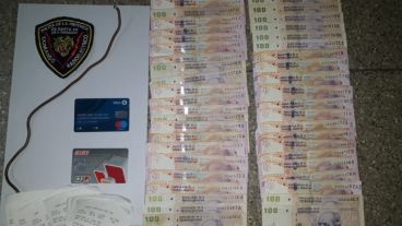 El dinero y el material secuestrado a la "pescadora".