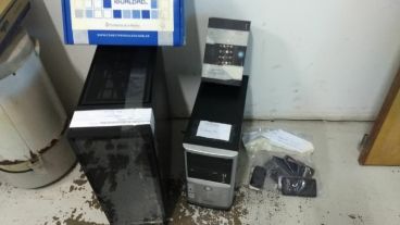 Los elementos secuestrados en el allanamiento a la casa de la engañadora.