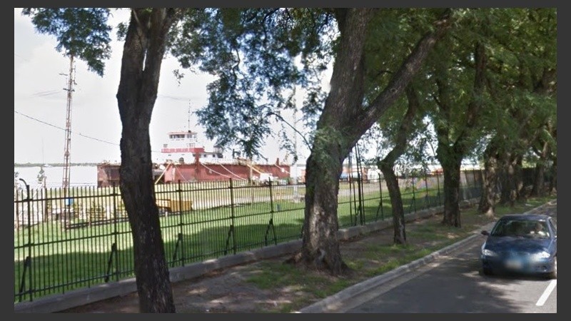 El ladrón saltó las rejas de avenida Belgrano y se ubicó en los muelles del río.