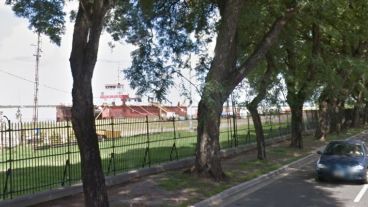 El ladrón saltó las rejas de avenida Belgrano y se ubicó en los muelles del río.