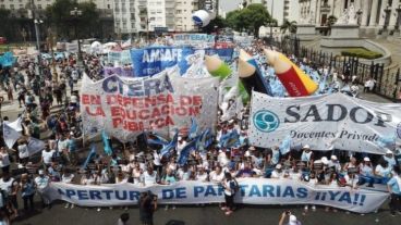 Masiva marcha de docentes en Buenos Aires en marzo pasado.