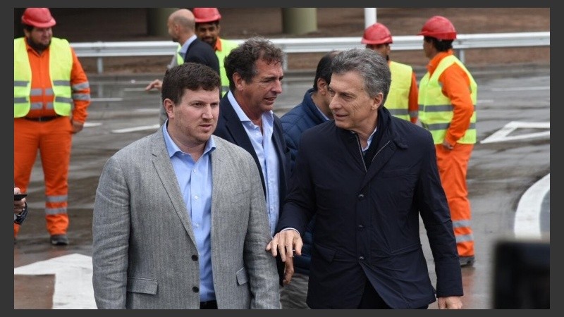 Macri dialoga con el diputado Federico Angelini.