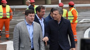 Macri dialoga con el diputado Federico Angelini.