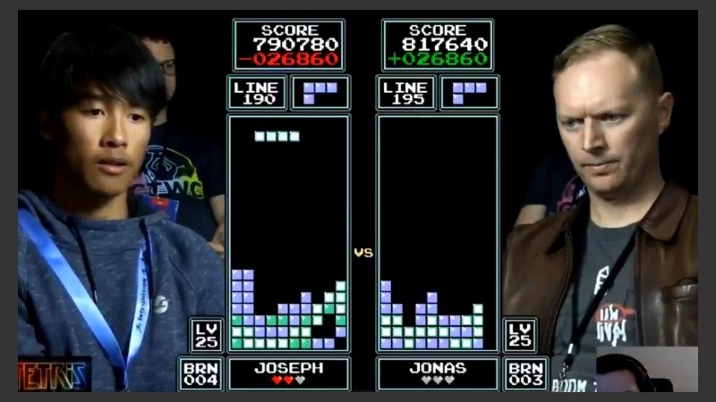 Los finalistas súper concentrados en el juego.