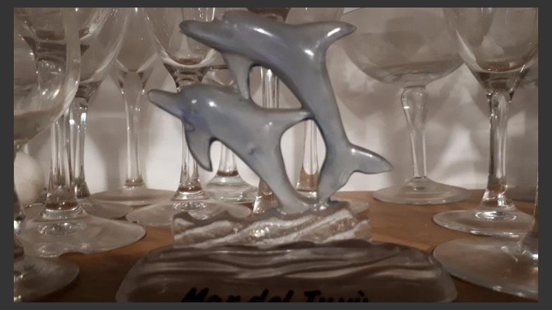 Delfines del tiempo algo lila para un cielo algo nublado. 