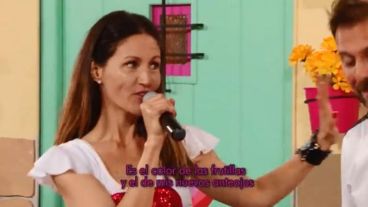 Sabina le canta a los chicos.