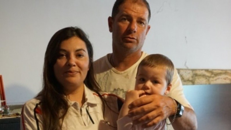 Zoe con sus padres: piden vivir sin ser fumigados.