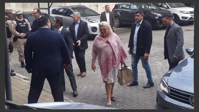 Carrió estuvo una hora en los tribunales de calle Oroño. 