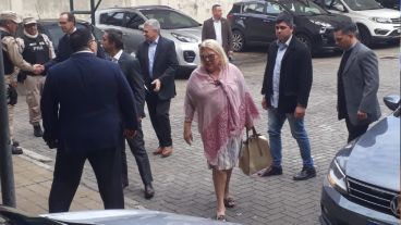 Carrió estuvo una hora en los tribunales de calle Oroño.
