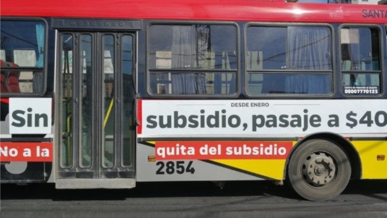 Los polémicos ploteados en unidades de Santa Fe.