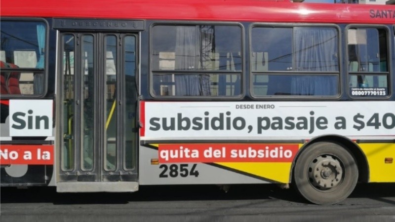 Los polémicos ploteados en unidades de Santa Fe.