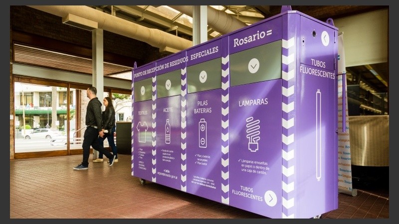 Los contenedores especiales presentados este martes. 