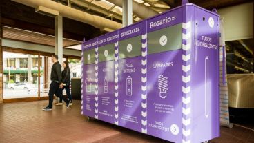 Los contenedores especiales presentados este martes.