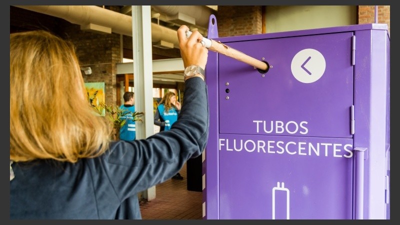 Los contenedores especiales presentados este martes. 