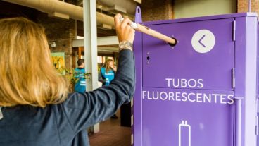 Los contenedores especiales presentados este martes.