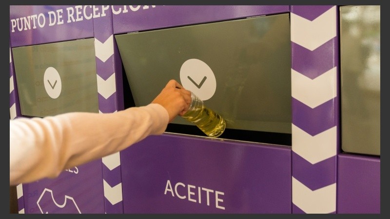 Los contenedores especiales presentados este martes. 