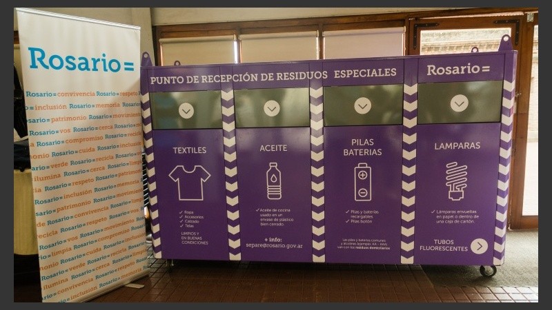 Los contenedores especiales presentados este martes. 