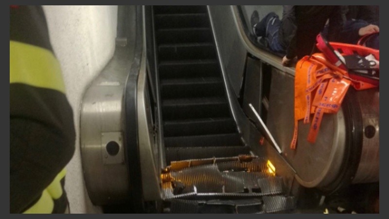 La escalera se aceleró y la gente comenzó a bajar a velocidad.