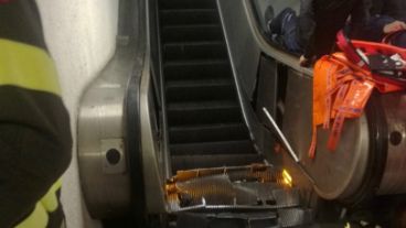 La escalera se aceleró y la gente comenzó a bajar a velocidad.