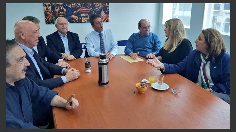 Stolbizer, entre socialistas, peronistas y radicales en la reunión de este lunes. 