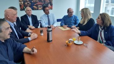 Stolbizer, entre socialistas, peronistas y radicales en la reunión de este lunes.