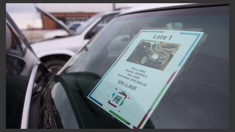 Los autos se exhiben antes del remate.