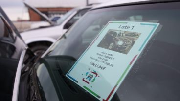 Los autos se exhiben antes del remate.