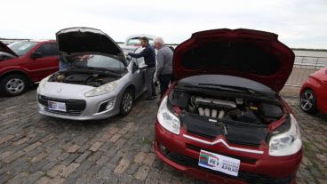 Los autos se exhiben antes del remate.