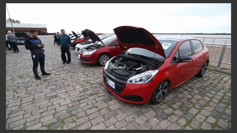 Los autos decomisados a las bandas.