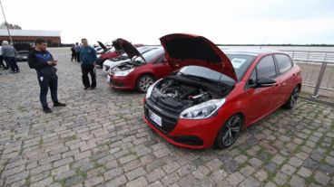 Los autos decomisados a las bandas.