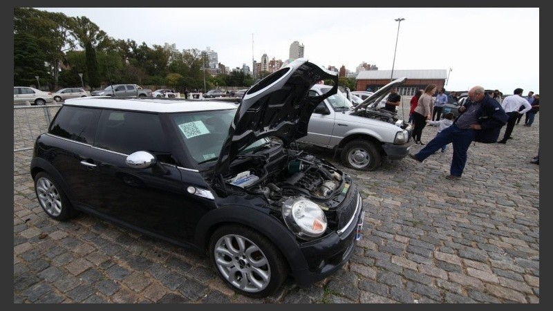 Los autos decomisados a las bandas.