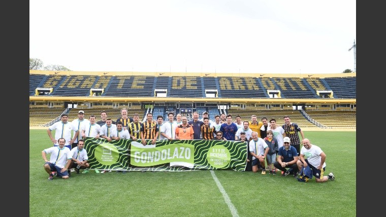 Los jugadores posan con una bandera del 