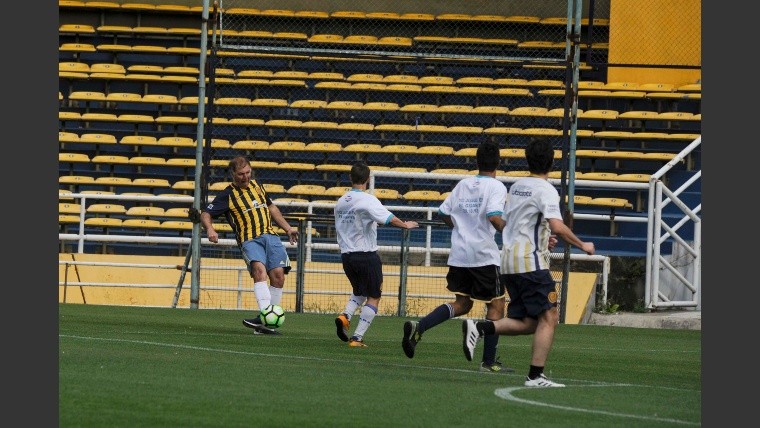 El partido amistoso entre ambas empresas tuvo momentos destacados de juego. 