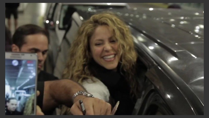 Shakira accedió a fotografiarse con su fans. Luego, agradeció en Twitter el recibimiento en la terminal aérea.