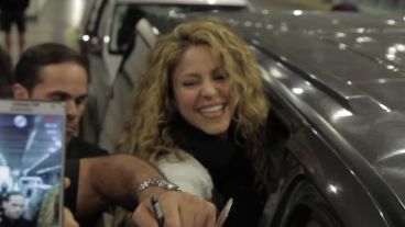 Shakira accedió a fotografiarse con su fans. Luego, agradeció en Twitter el recibimiento en la terminal aérea.