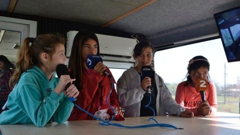 Los chicos visitan el estudio de radio y televisión dentro del colectivo.