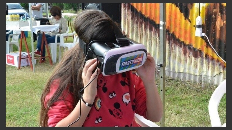 Chicos y chicas disfrutan de las herramientas tecnológicas.