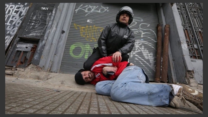 El director de la revista La Garganta Poderosa detenido frente al Congreso.