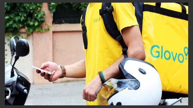 Los cadetes de Glovo recorren las calles de Rosario.
