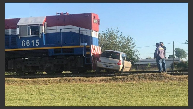 El Clio se habría quedado en medio del paso. 