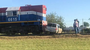 El Clio se habría quedado en medio del paso.