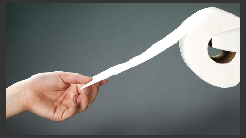 La mayoría de los cubículos de baños públicos tienen el rollo ubicado al lado del inodoro.