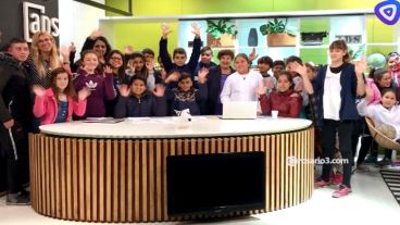 Los chicos saludan a la cámara.