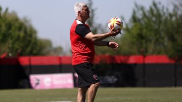 De Felippe metió mano en el equipo pensando en el clásico.